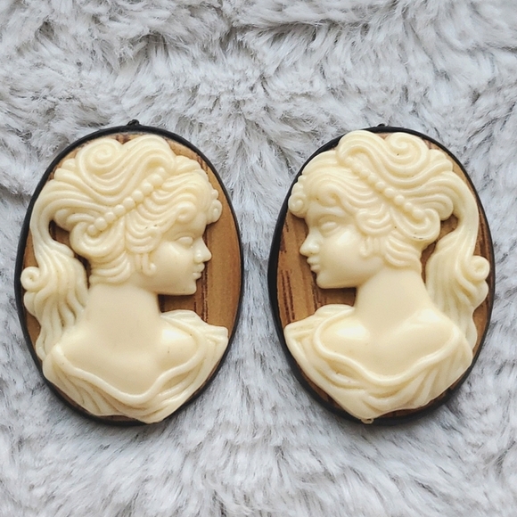 Jewelry - Vintage Clip-On Cameo Earrings